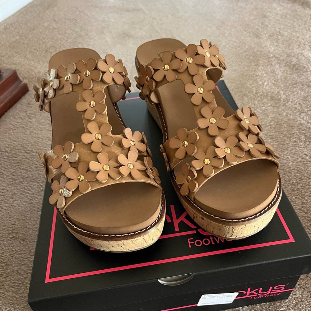 Brand New Corkys Mic Drop Wedges size 11 Caramel
